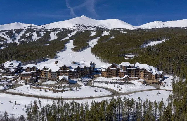 Ski in Ski out 1BR Master: Full Kitchen, Living Room, Dining Room. NOT a studio