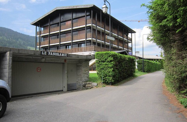 Ski-in/Ski-out 2-Room Apartment for 6 with Parking, Near Shops