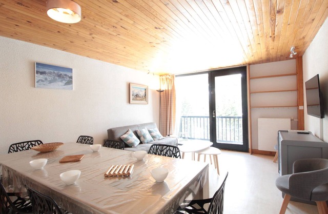 Ski-In/Ski-Out 3-Bedroom Apartment, Sleeps 8, Flaine Forum, Stunning Mountain View