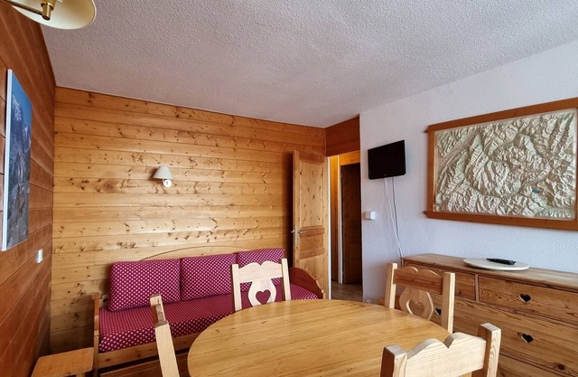 Ski-in/Ski-out 3-Room Apartment with Balcony, Sleeps 6, Central Location in Plagne Centre