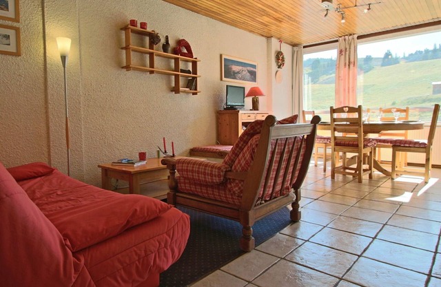 Ski-in/Ski-out apartment with parking and equipped kitchen in Chamrousse