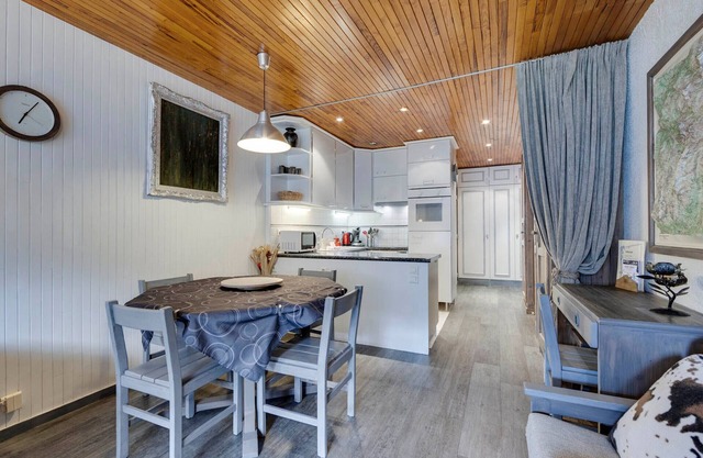Ski-in/ski-out apartment, Val Claret center, 4 people, linen & cleaning included