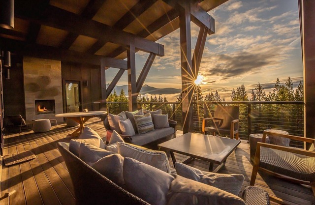 Ski-in/Ski-out Cabin with private Hot Tub, Heated Garage, and a Fireplace on the Deck!