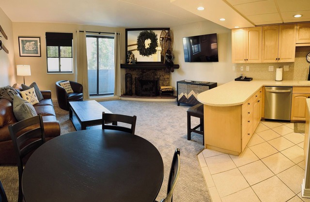 Ski In/Ski Out Condo on Peak 9! ⛷