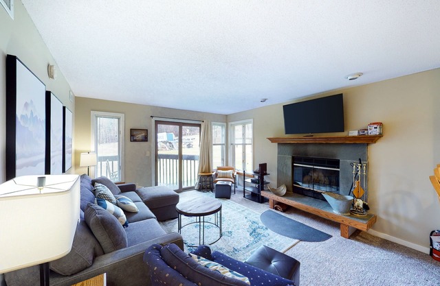 Ski-in/ski-out condo with WiFi, washer/dryer, mountain views & golf nearby