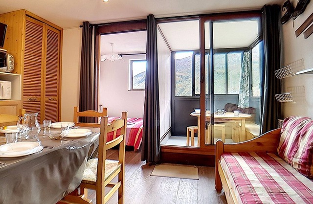 Ski-in/Ski-out Cozy Apartment with West-Facing Balcony and Modern Amenities