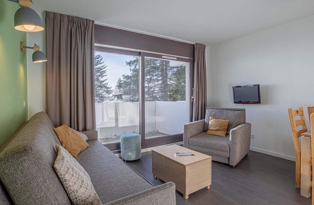 Ski-in/ski-out & foot of the slopes, fitness, swimming pool, sauna, balcony, tv, ski locker, 32-35m²