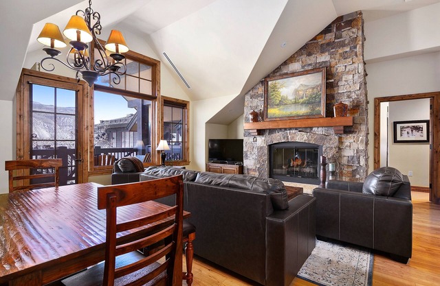 Ski In/Ski Out! *High end LUXURY Penthouse* Two HUGE Master Suites!
