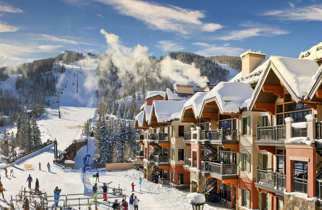 Ski-in/ski-out home w/fireplace, high-speed WiFi & shared hot tub/pool/laundry