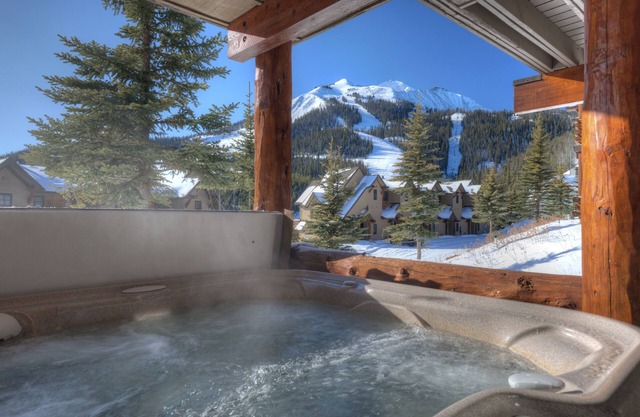 Ski-in/ski-out home w/private hot tub in Moonlight Basin - Saddle Ridge - Snow Den Chalet