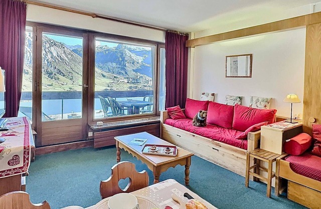 Ski-in/ski-out studio for 4, near shops and south-facing balcony in Tignes