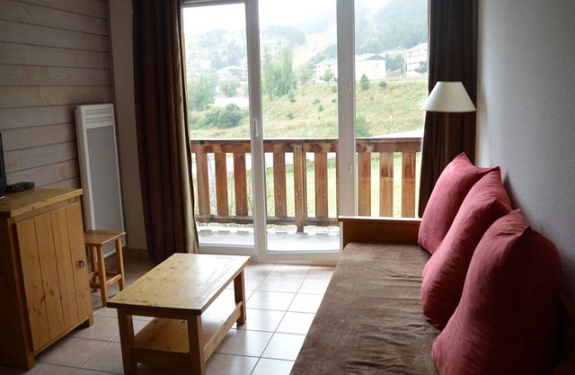 Ski-In/Ski-Out T3 Apartment with Balcony, Sleeps 6, Parking Included