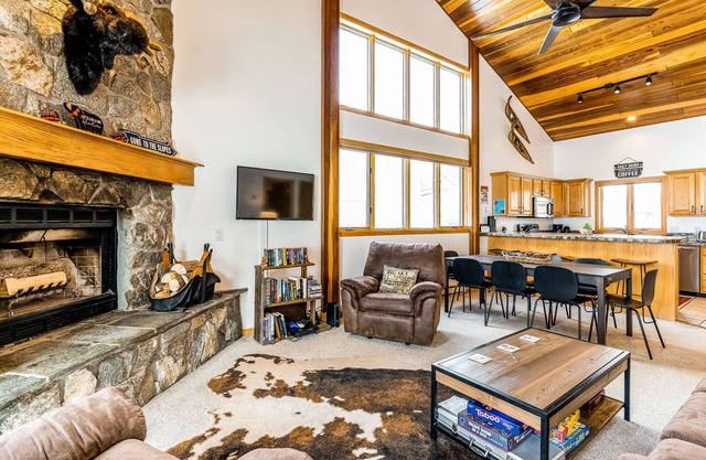 Ski-in/ski-out townhome steps from Bear Back lift w/free WiFi & wood fireplace