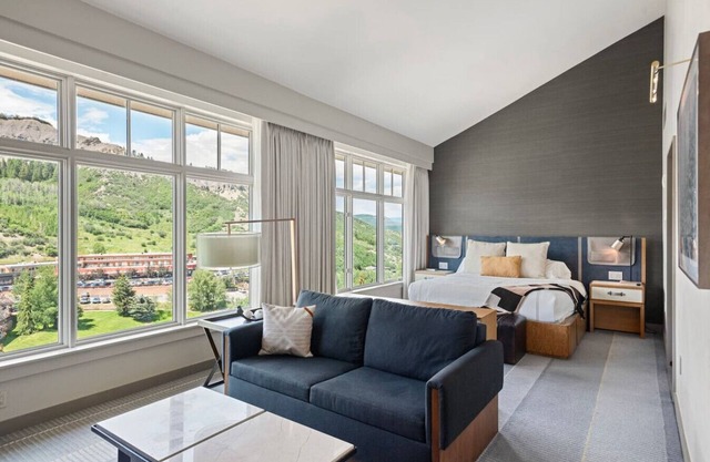 Ski In Ski Out Penthouse in Luxury Resort - Stunning 3 Bedroom