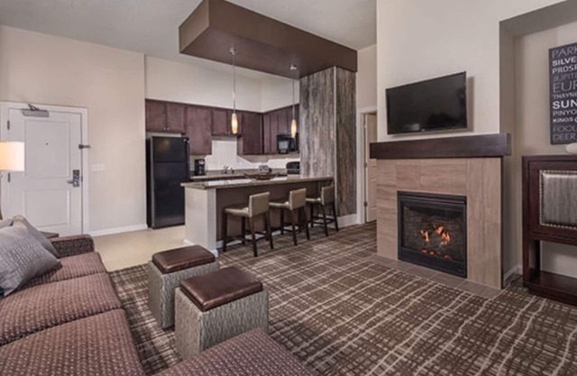 Ski in Ski outsleeps 8, 2 BR Pres’l. kitchen washer dryer patio