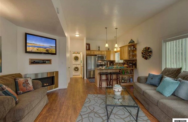 SKI MOUNTAIN GETAWAY! AMAZING LOCATION FOR SKIING, HIKING AND SEEING LAKE TAHOE.