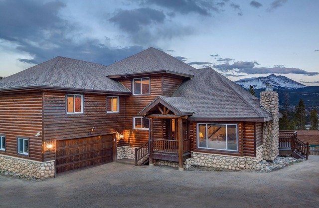 Ski Pole Lodge - Log home that Sleeps 14!
