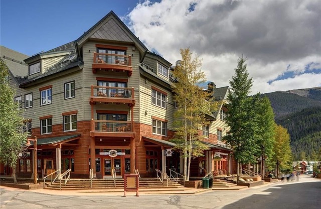 Skier`s paradise at 2BR Black Bear Condos - 50yds to gondola w/pool & hot tubs!