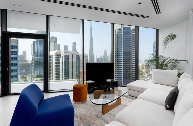 Sky-High Panoramic Apt w/Iconic Burj Khalifa Vws