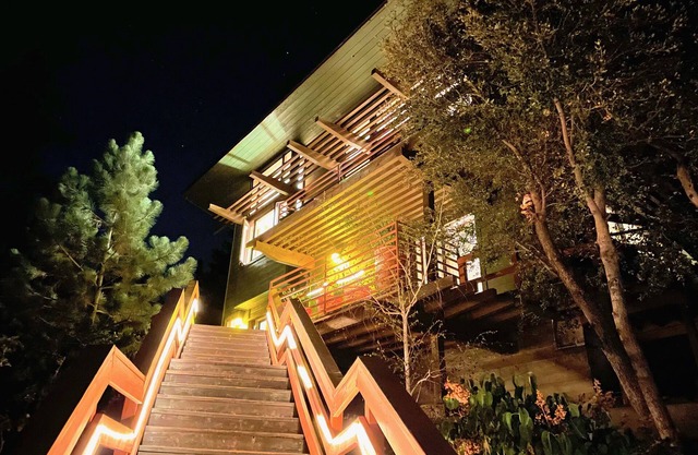 Sky Ridge - hilltop cabin with stunning views