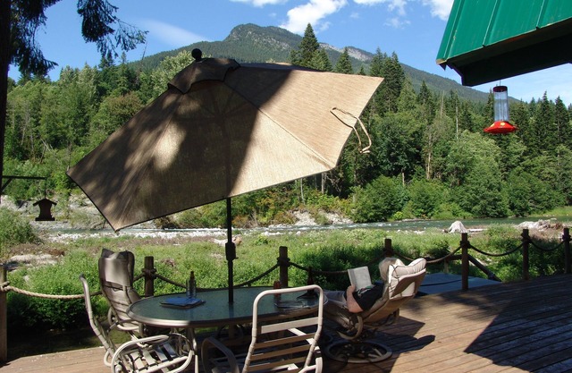 SKY RIVER CHALET- ON THE RIVER WITH A VIEW OF THE MOUNTAINS & NEARBY HIKING