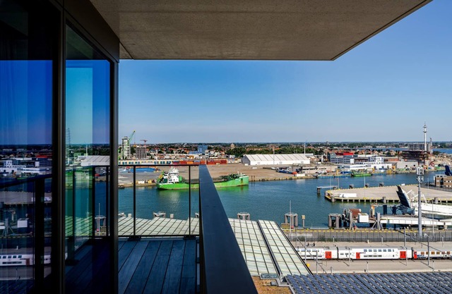 Sky Tower II Modern Stay with Panoramic Views
