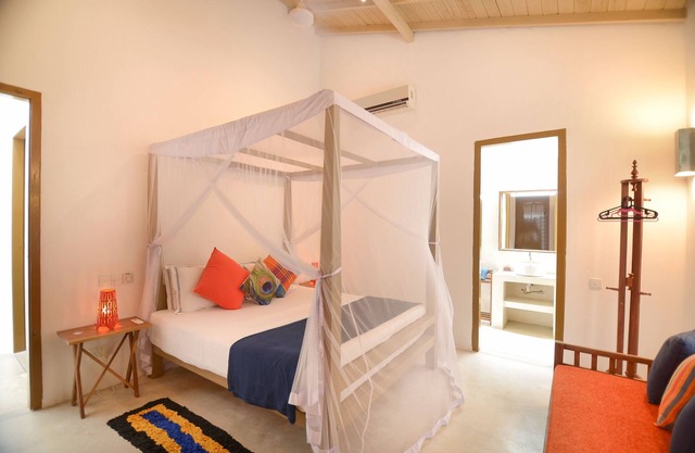 Skylight House - an airy private oasis 5 minutes to the beach!