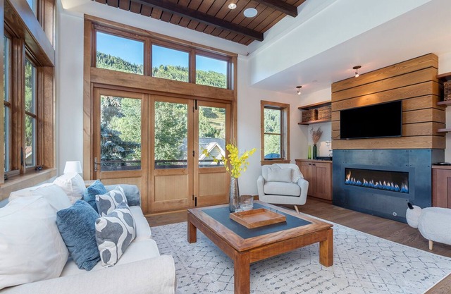 SKYLINE AT MERIBEL- A Luxe, Contemporary Downtown Condo by Shops, Restaurants, S