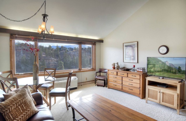 Skyline Loft (#511) |10 min to Ski - Golf - Mtn Views - AC/Pool/Hot Tub