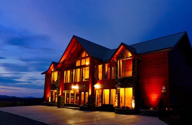 Skyline Splendor: Luxe Retreat with Breathtaking Views Over Downtown Gatlinburg