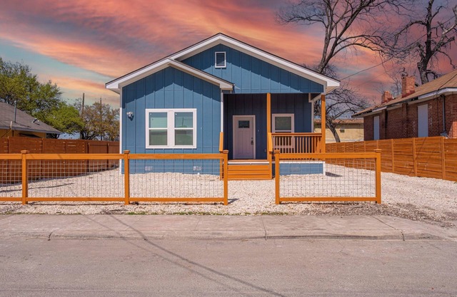 Sleek 4BR/3BA Urban Living w/Downtown Views!