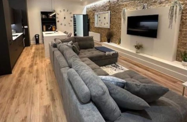 Sleek & Contemporary 2BR w/WiFi & Netflix - City Centre Nr Cliffs Pavillion
