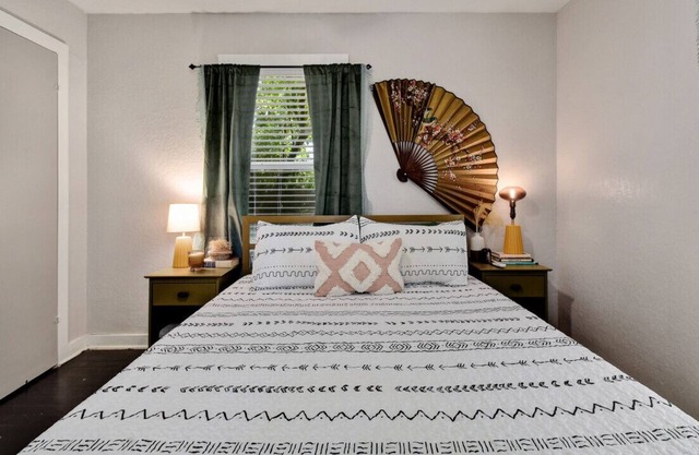 Sleek Dignowity Hill Apt - 2 Min to DT-1