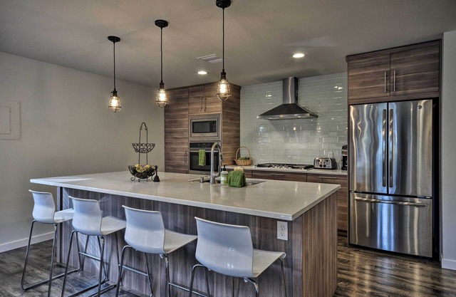 Sleek Riverfront Condo on Pier in Downtown Astoria