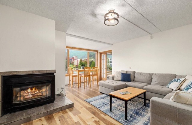 Sleek & Spacious Retreat in Center Village. Free wifi & covered parking space.