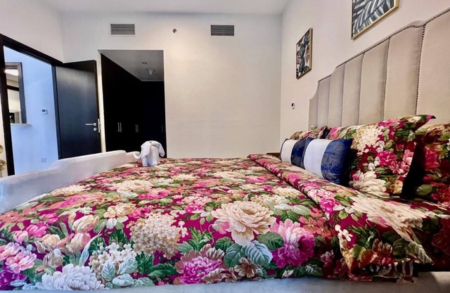 Sleep 5 1-bedroom apartment in amazing with private parking Pool & gym