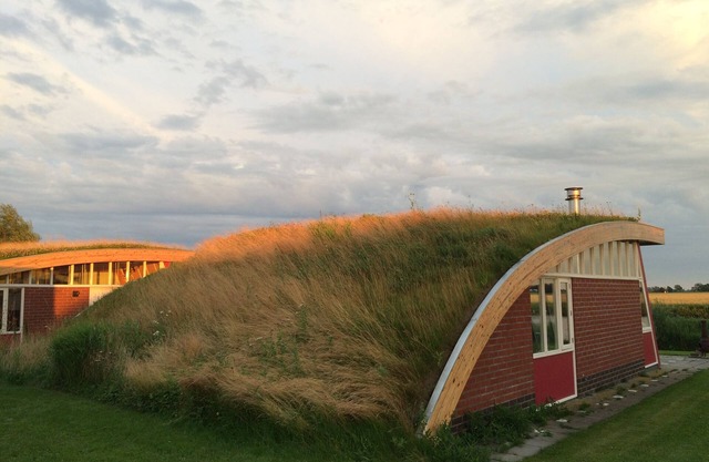 Sleeping under a grass roof on the Reitdiep in Groningen