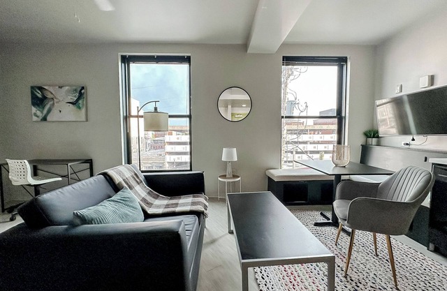 Sleepover: 1BD/1BA Studio Next to Gillioz - Downtown Springfield