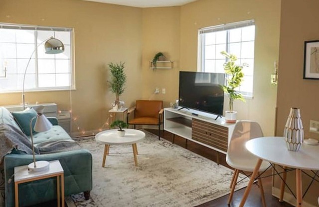 Sleepover: Earthy 1BD/1BA + Gym - Downtown Wichitan