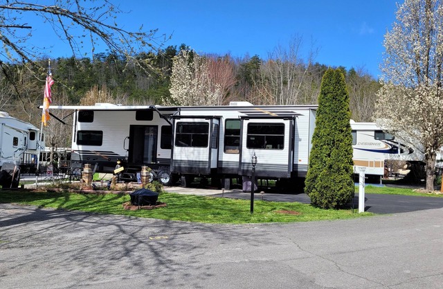 Sleeps 10 across from the GSMNP!