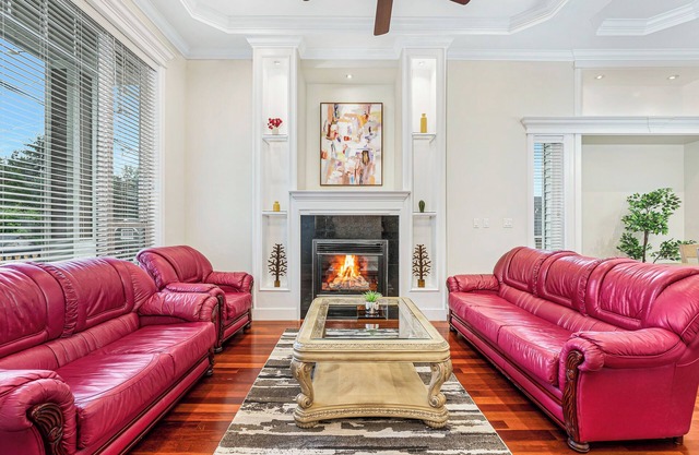 Sleeps 10 close to skytrain king bed