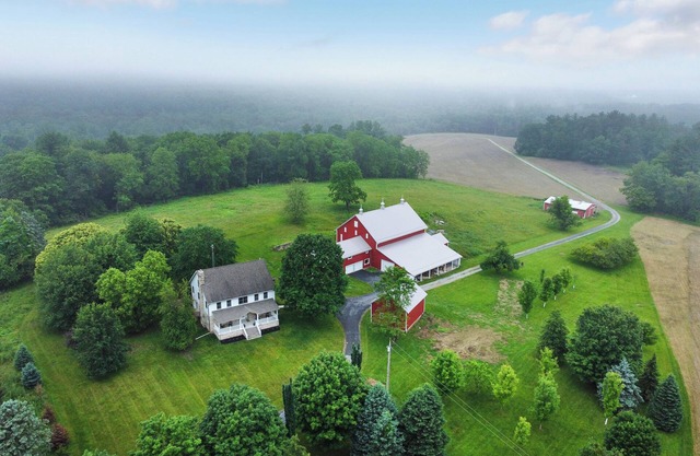Sleeps 10, Private, Farmhouse.