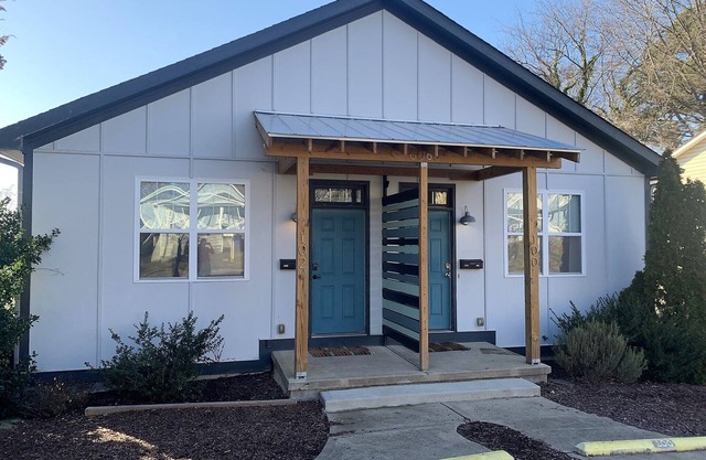 Sleeps 12-14 in comfortable beds, 6 BR. Oak City Duplex for your Large Group!