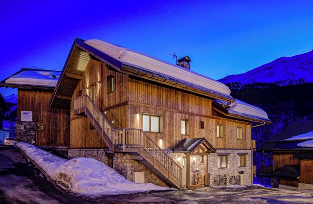 Sleeps 12-14 with indoor Hot Tub and large Sauna
