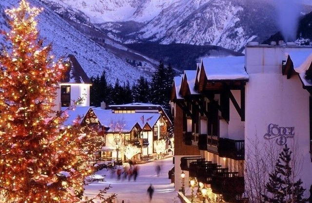 Sleeps 12! Ski-In/Ski-Out Chalet + Views