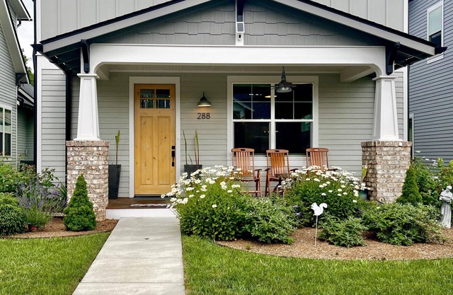 Sleeps 12, Stunning 4BR/4.5Bath Walking distance to downtown Brevard/trails