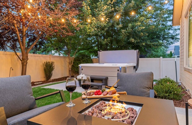 Sleeps 14 comfortably! 7-seat mineral hot tub, firepit, private yard. Game garage w/Pac-Man, foosball & 65” TV. High-end home with luxe mattresses and linens. 4 Smart TVs, fully stocked kitchen. Near Roaring Springs, Wahooz, shopping and I-84