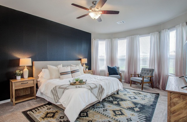 Sleeps 16 + 6 BR House + Spacious Yard + Pool Table