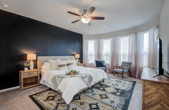 Sleeps 16 + 6 BR House + Spacious Yard + Pool Table