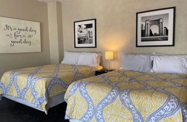 Sleeps 18! 11 Beds, 6 Bedrooms + WIFI!